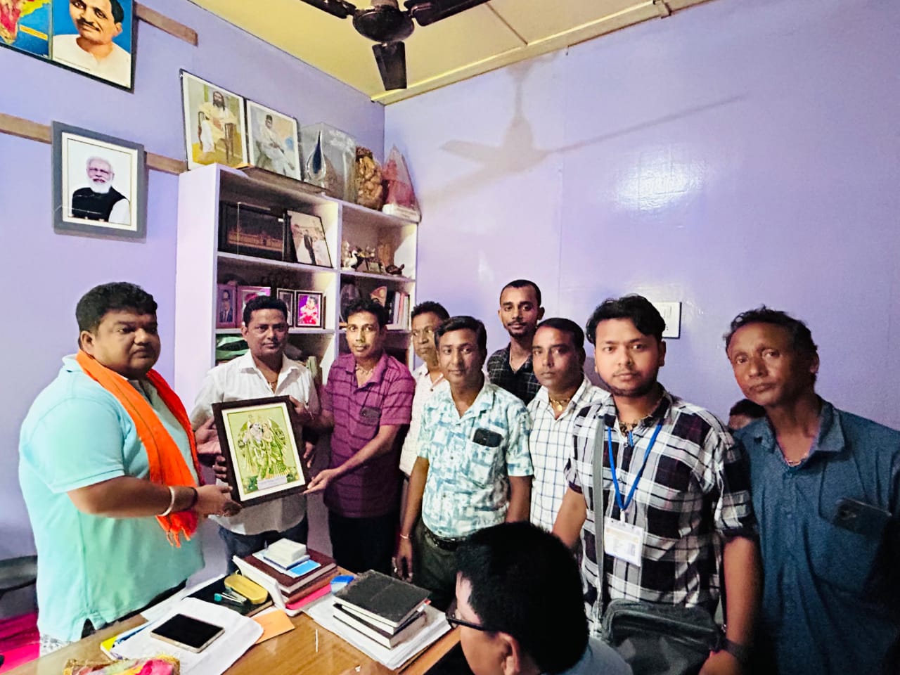 আজ তারকব্রহ্ম কীর্তনীয়া শিল্পী সমিতির রাজ্য সভাপতি ও গোমতী জেলার পদাধিকারী ও শিল্পীরা মিলে বিধায়ক অভিষেক দেবরায় মহাশয়ের বাসভবনে গিয়ে উনাকে সংবর্ধনা জ্ঞাপন করেন ও সৌজন্য মূলক সাক্ষাৎ করেন।